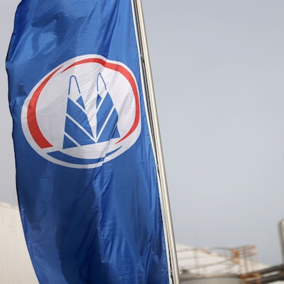 Eine Fahne mit dem Unternehmenslogo weht auf dem Gelände der Zuckerfabrik Pfeifer & Langen.