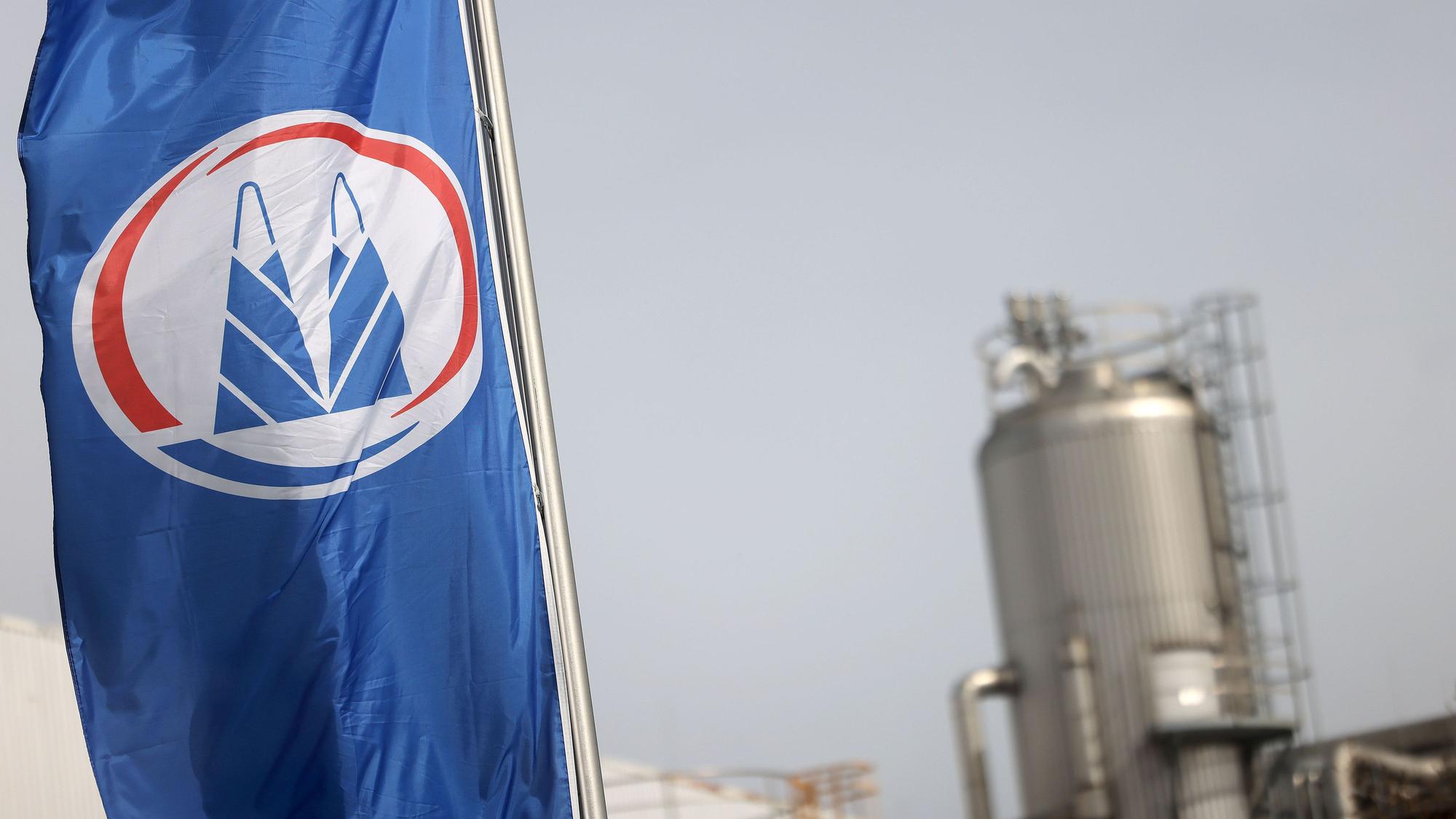 12.04.2022, Nordrhein-Westfalen, Euskirchen: Ein Fahne mit dem Unternehmenslogo weht auf dem Gelände der Zuckerfabrik Pfeifer & Langen. Wirtschaftsminister Pinkwart hat vom Hochwasser betroffene Unternehmen besucht. Foto: Oliver Berg/dpa +++ dpa-Bildfunk +++
