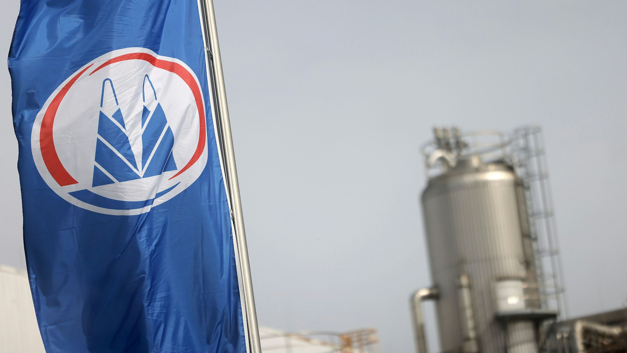 12.04.2022, Nordrhein-Westfalen, Euskirchen: Ein Fahne mit dem Unternehmenslogo weht auf dem Gelände der Zuckerfabrik Pfeifer & Langen. Wirtschaftsminister Pinkwart hat vom Hochwasser betroffene Unternehmen besucht. Foto: Oliver Berg/dpa +++ dpa-Bildfunk +++