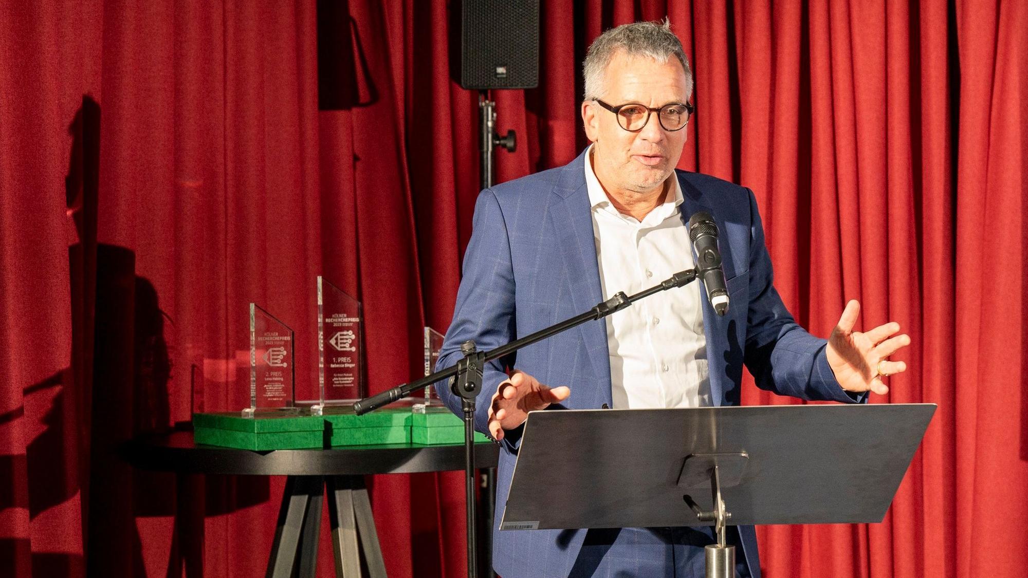 27.11.2023, Köln:
Erstmalige Verleihung des „Kölner Recherchepreis“ für junge Journalistinnen und Journalisten, eine Kooperation von KStA und Lingen-Stiftung. Der komm. Chefredakteur Christian Hümmeler begrüßt die Gäste. Foto: Uwe Weiser