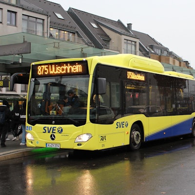 Drei SVE-Busse stehen an der Haltestelle am Euskirchener Bahnhof.