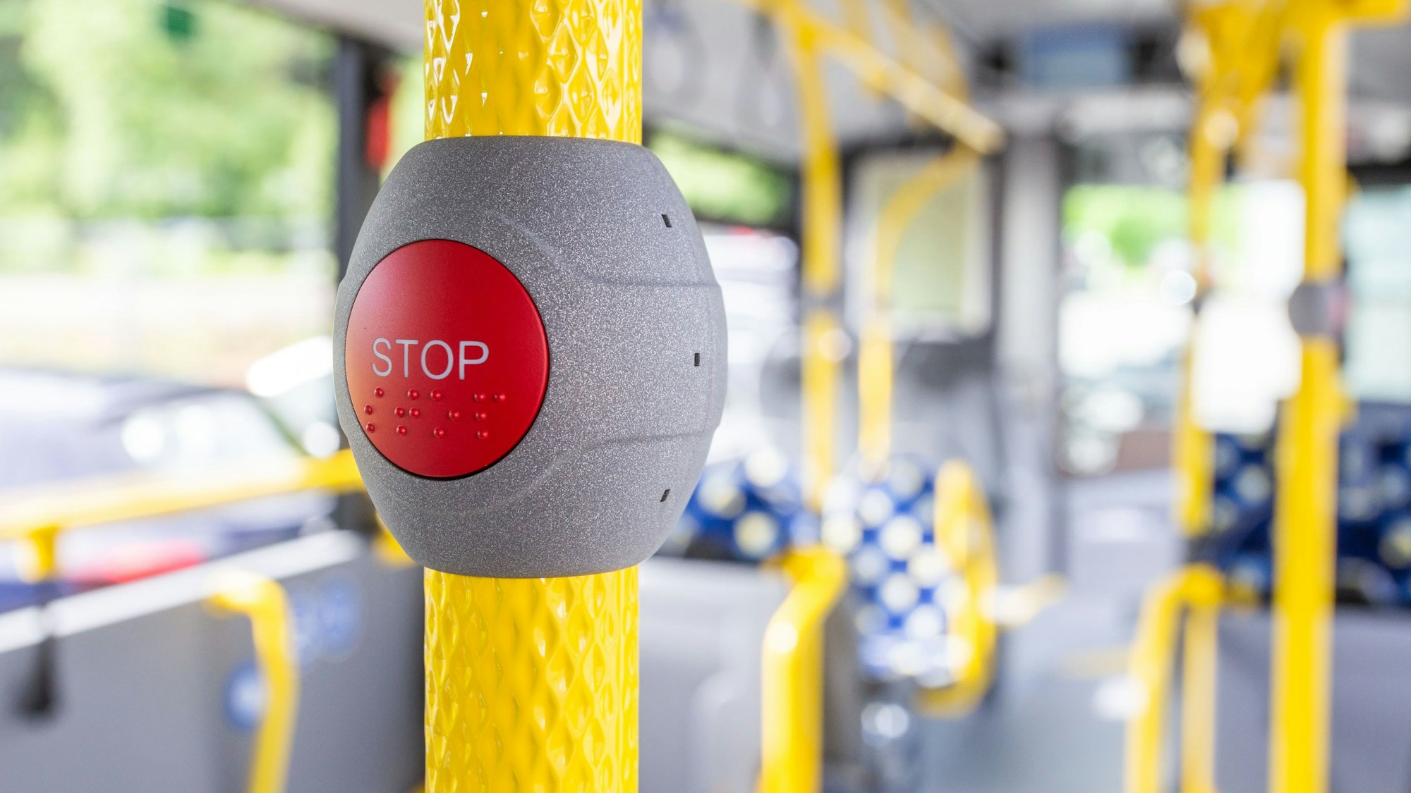 Ein Halteknopf in einem Linienbus.