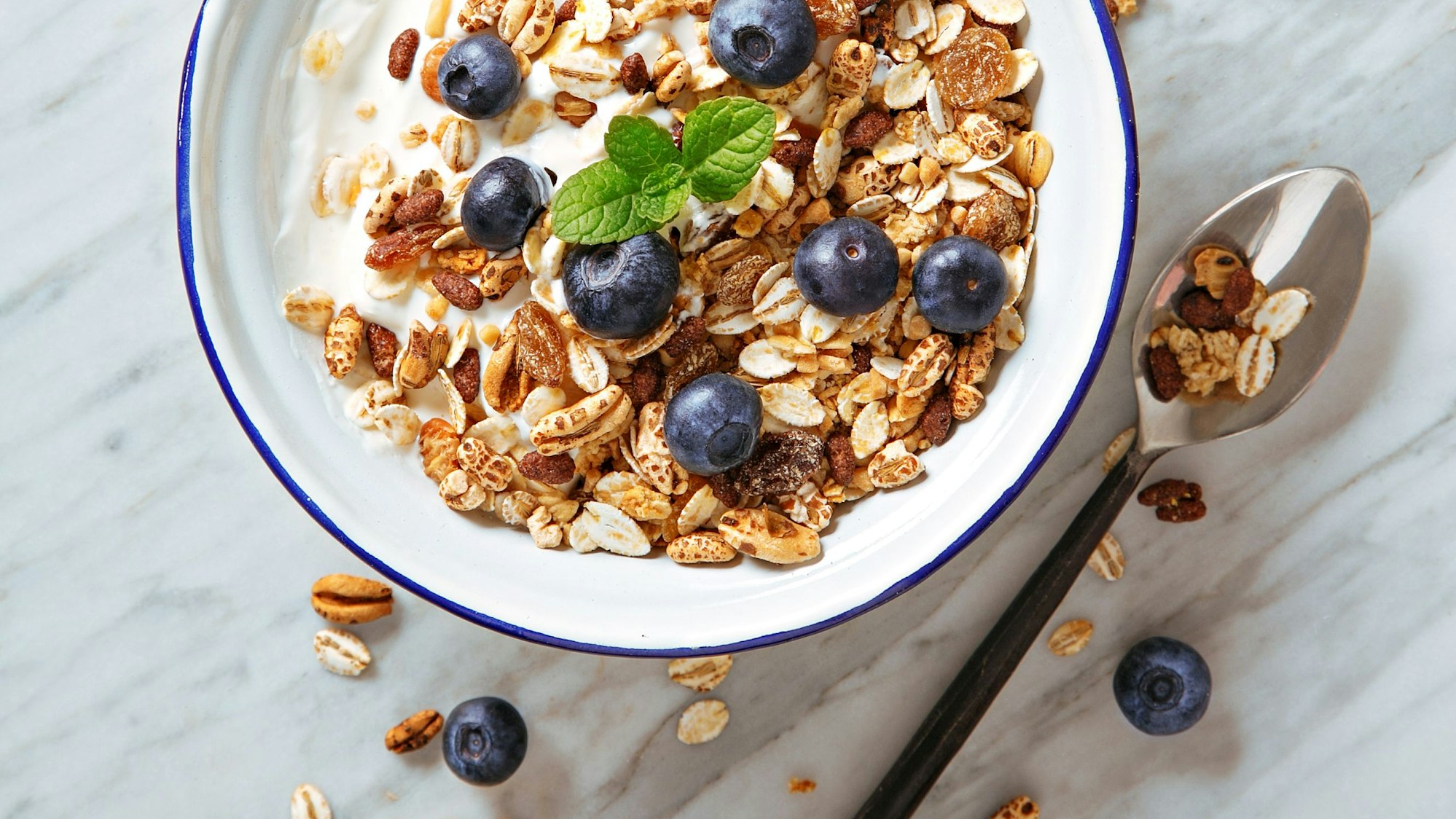Müsli mit Heidelbeeren.