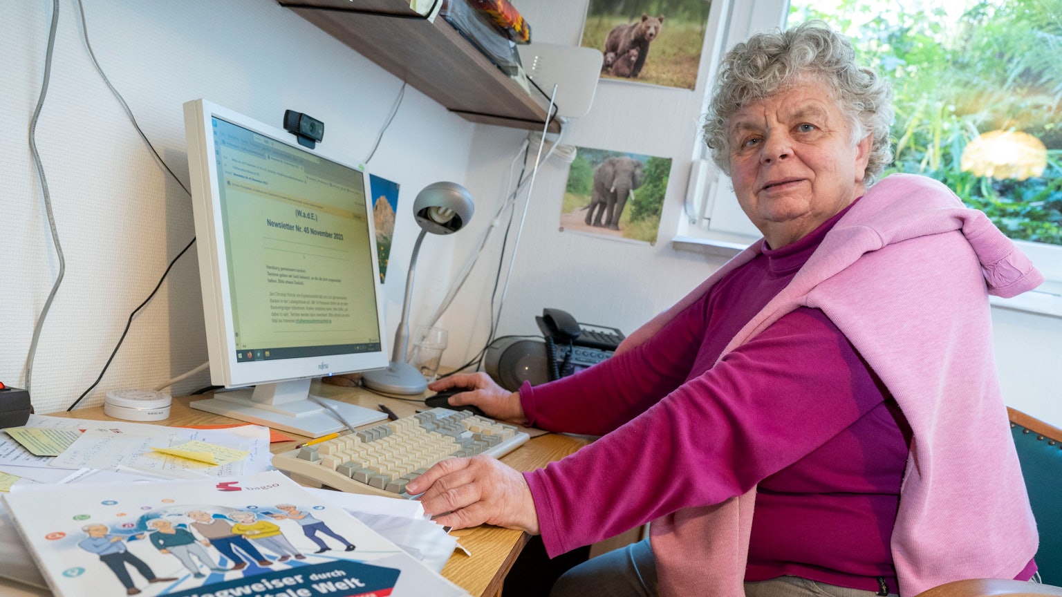 Hildburg Marre versucht mit ihrem Computer zurecht zu kommen. Senioren fühlen sich von der Digitalisierung abgeschnitten.