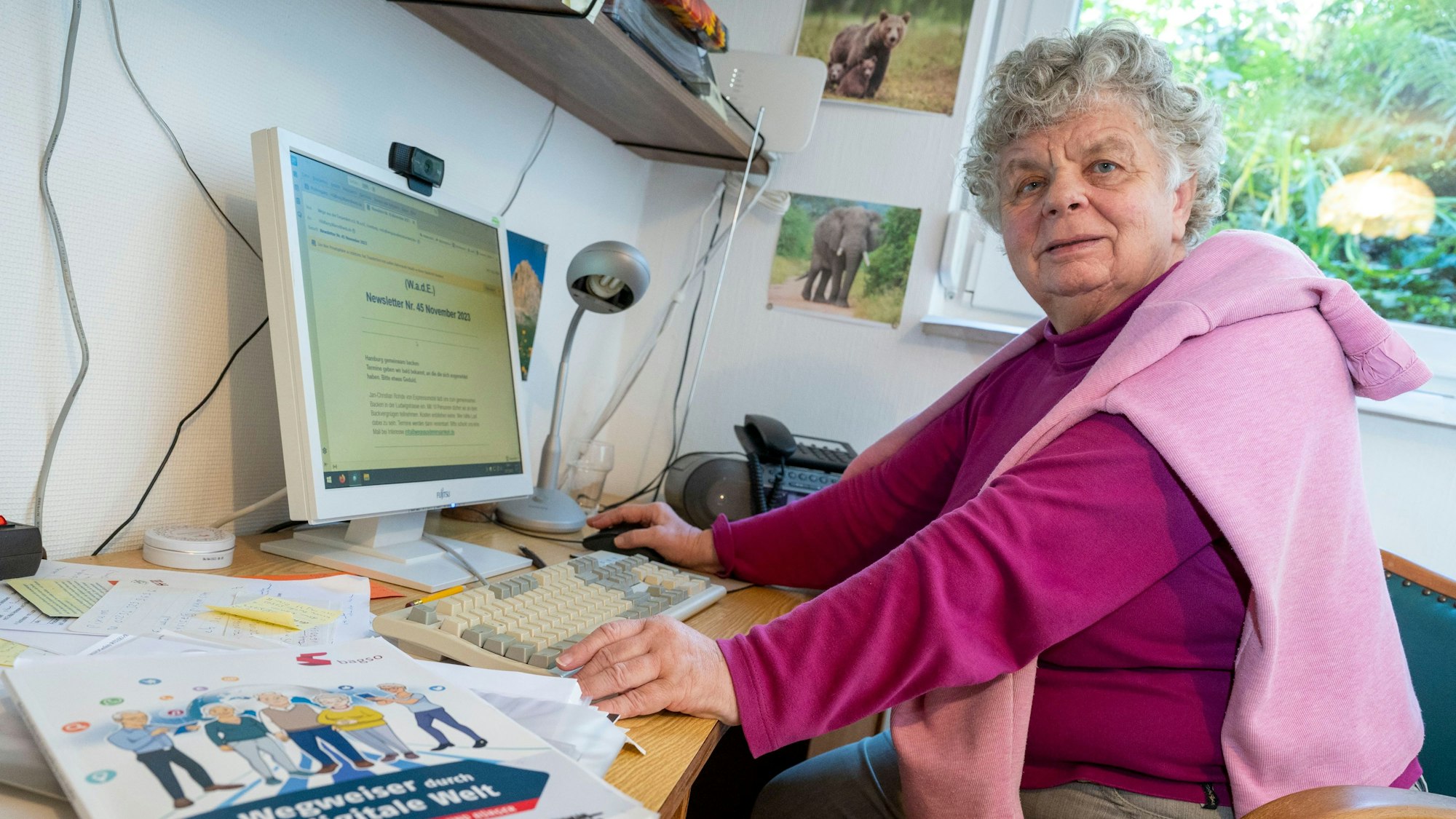 Hildburg Marre versucht mit ihrem Computer zurecht zu kommen. Senioren fühlen sich von der Digitalisierung abgeschnitten.