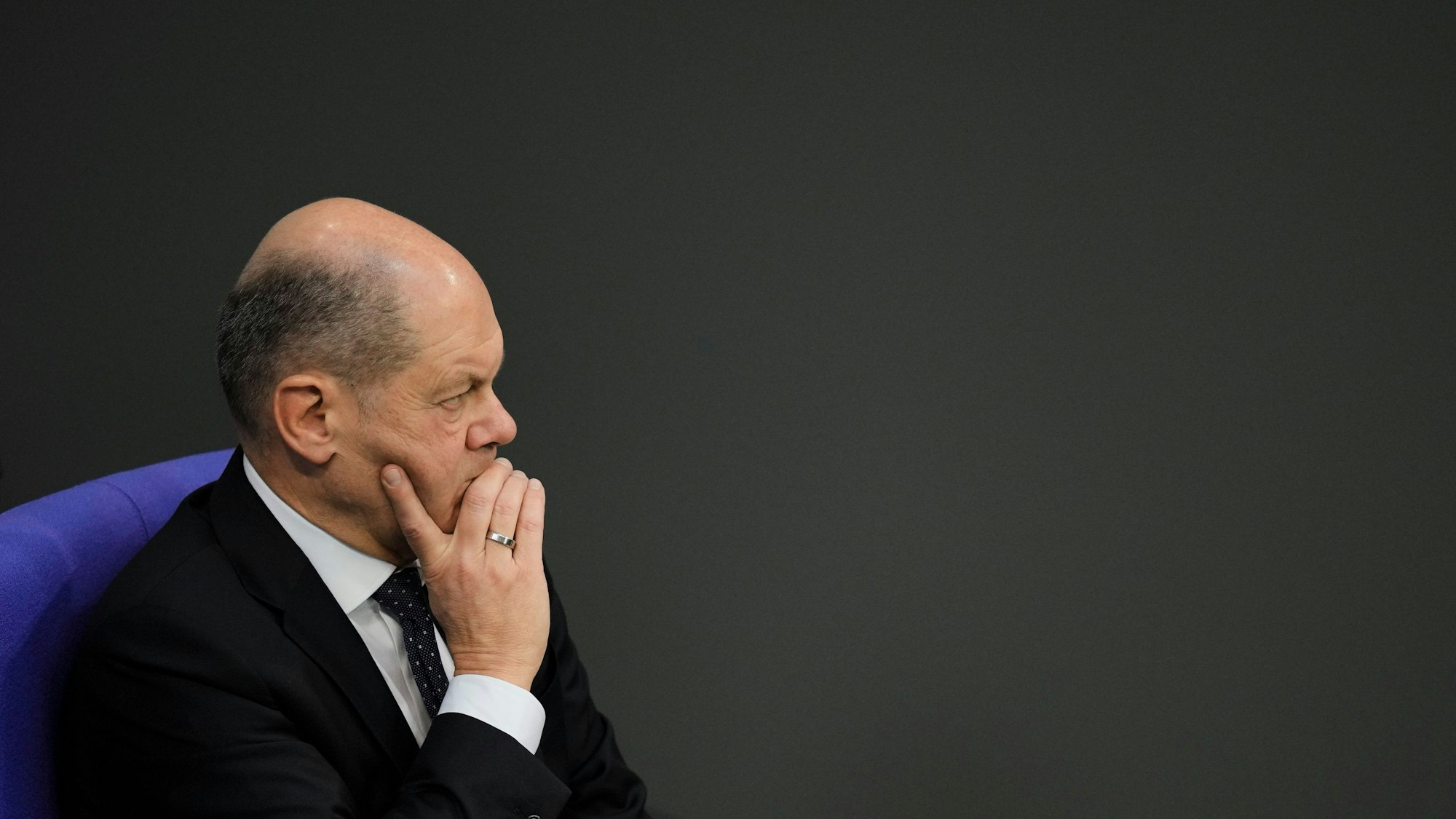 Bundeskanzler Olaf Scholz muss sich nach seiner Regierungserklärung am Dienstag (27. November) viel Kritik gefallen lassen.