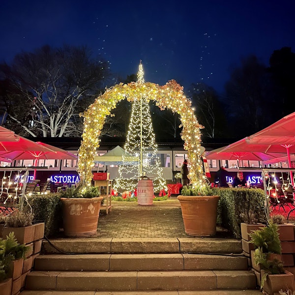 Der geschmückte und beleuchte Eingang des Club Astoria. Der Club lädt zum Winterzauber am Adenauer Weiher im Stadtwald ein.