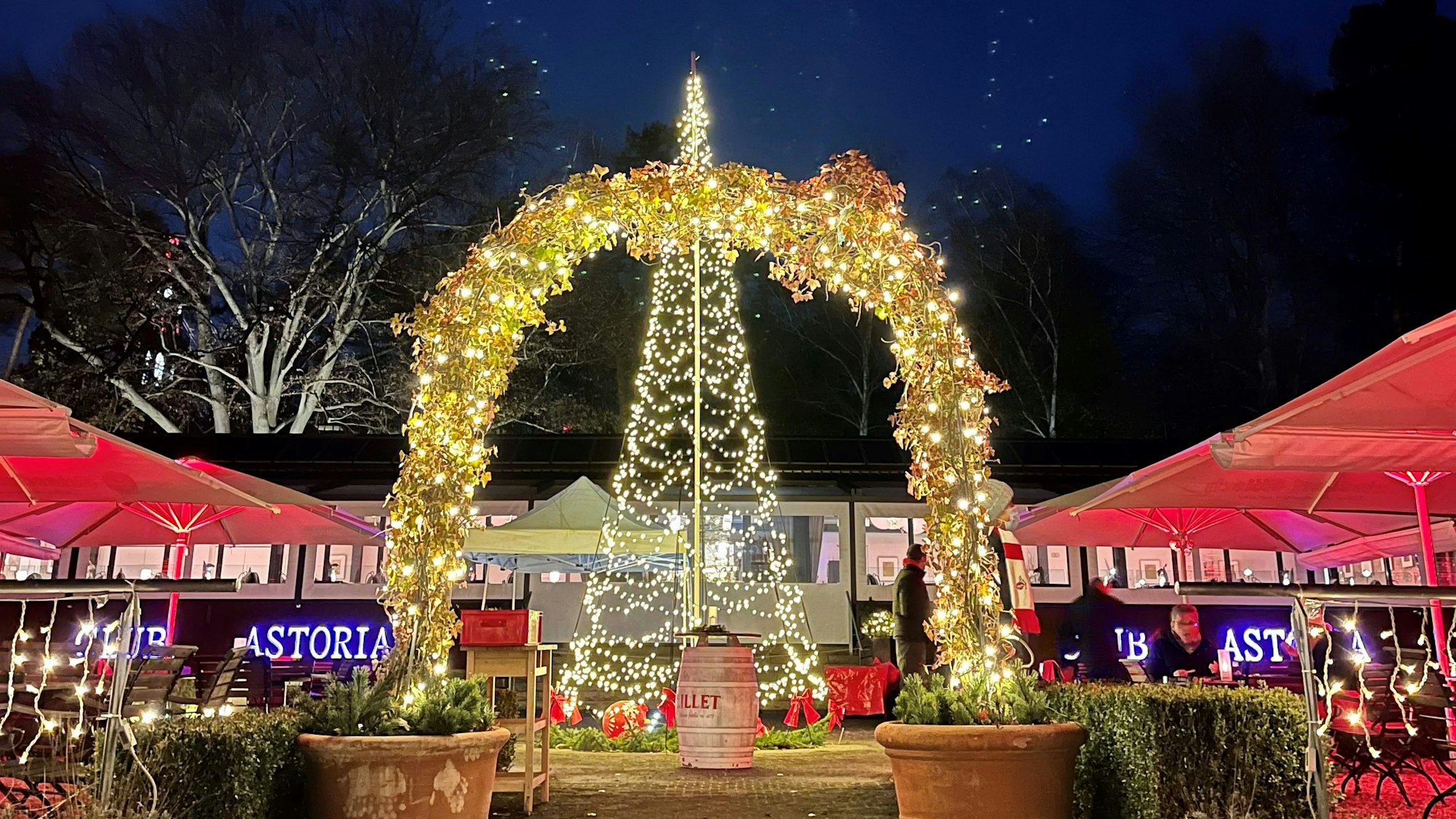 Der geschmückte und beleuchte Eingang des Club Astoria. Der Club lädt zum Winterzauber am Adenauer Weiher im Stadtwald ein.