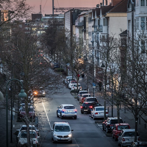 Blick von Norden auf das erleuchtete Bayer-Kreuz.