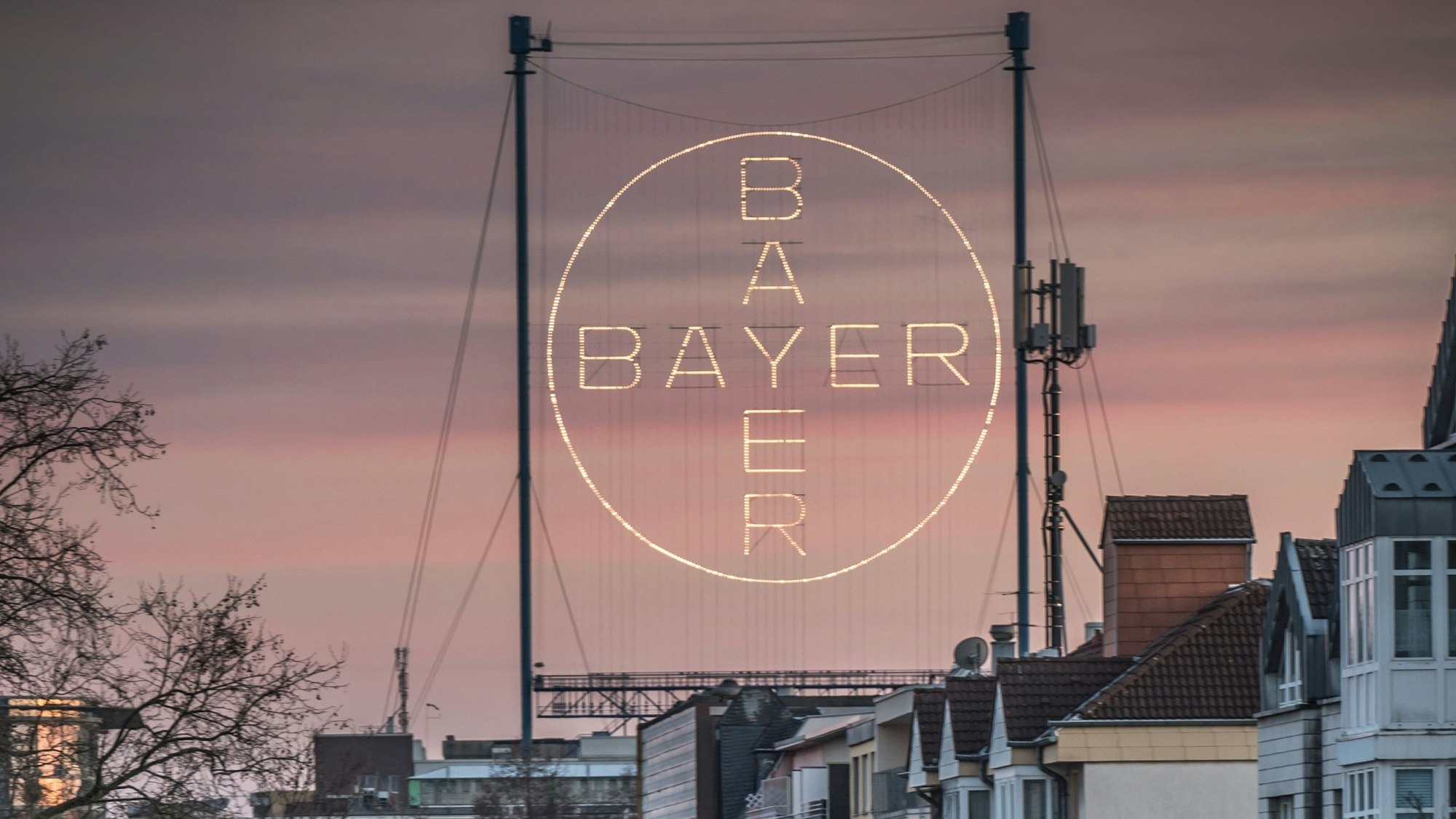 Blick von Norden auf das erleuchtete Bayer-Kreuz.
