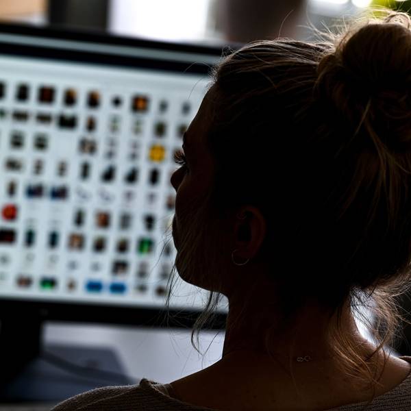 Ein Kriminaloberkommissarin sitzt in einem Büro vor einem Auswertungscomputer und ermittelt gegen Kindesmissbrauch im Internet.