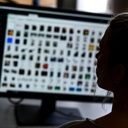 Ein Kriminaloberkommissarin sitzt in einem Büro vor einem Auswertungscomputer und ermittelt gegen Kindesmissbrauch im Internet.