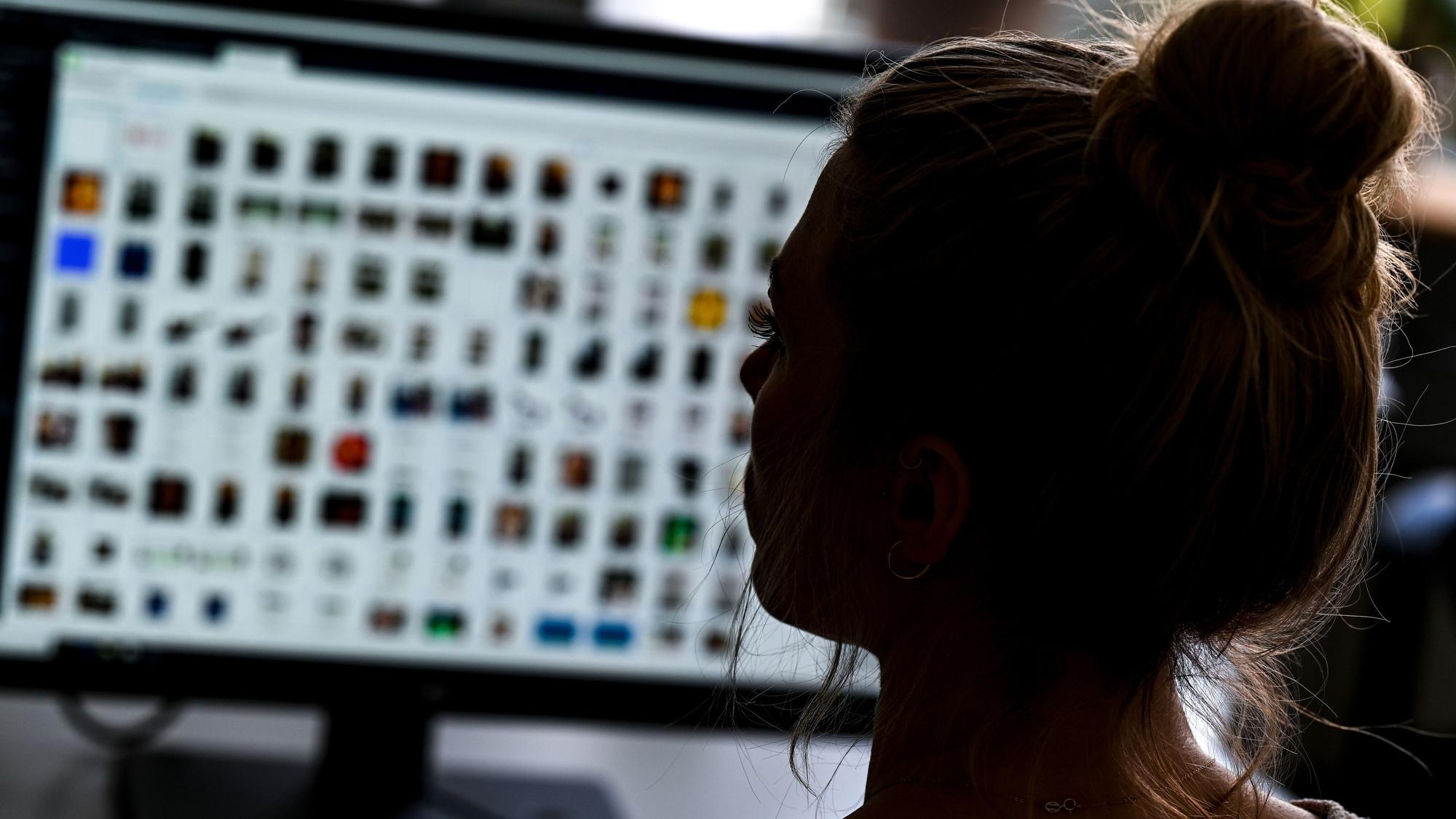 Ein Kriminaloberkommissarin sitzt in einem Büro vor einem Auswertungscomputer und ermittelt gegen Kindesmissbrauch im Internet.