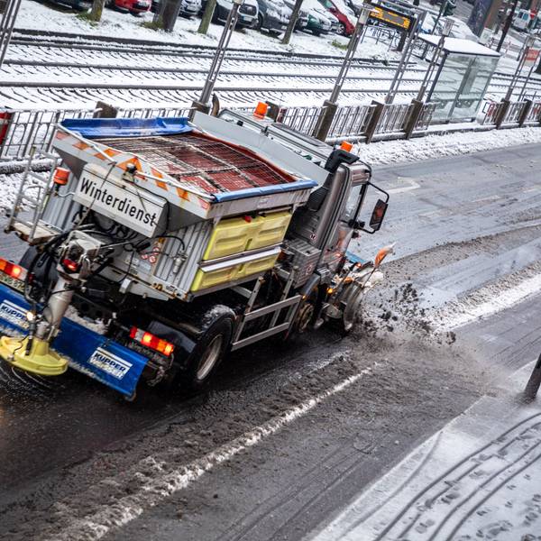 Ein mit einem Schneepflug ausgerüstet Fahrzeug der Abfallwirtschaftsbetriebe Köln (AWB) räumt 2021 mit seinem Räumschild Schnee und streut Streusalz auf der Straße „Sülzgürtel“. Nach Schneefall liegt in der Stadt eine dünne Schneedecke. Der nasse und schwere Schnee sorgt für matschige Straßen. (Symbolbild)