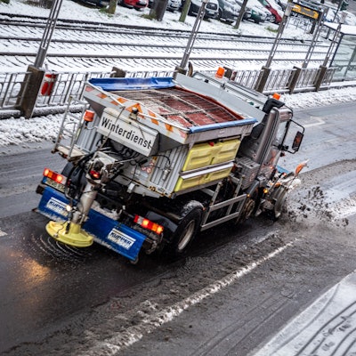 Ein mit einem Schneepflug ausgerüstet Fahrzeug der Abfallwirtschaftsbetriebe Köln (AWB) räumt 2021 mit seinem Räumschild Schnee und streut Streusalz auf der Straße „Sülzgürtel“. Nach Schneefall liegt in der Stadt eine dünne Schneedecke. Der nasse und schwere Schnee sorgt für matschige Straßen. (Symbolbild)