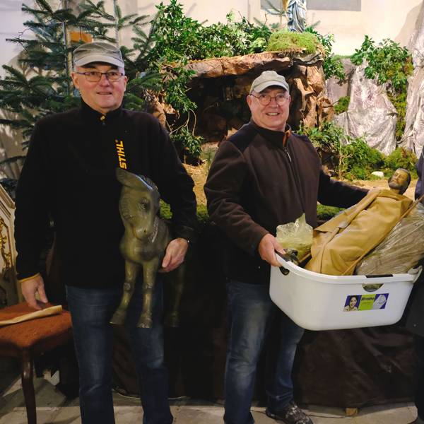 Die Krippenbauer Georg Lünenbach, Berti Jannes und Dieter Schwinning (v.l.) in der Alten Kirche in Mechernich beim Aufbau der Weihnachtskrippe.