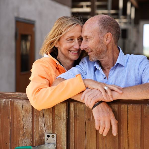 Bauer Hans aus der Gemeinde Hürtgenwald, eng umschlungen mit Hofdame Elke.
