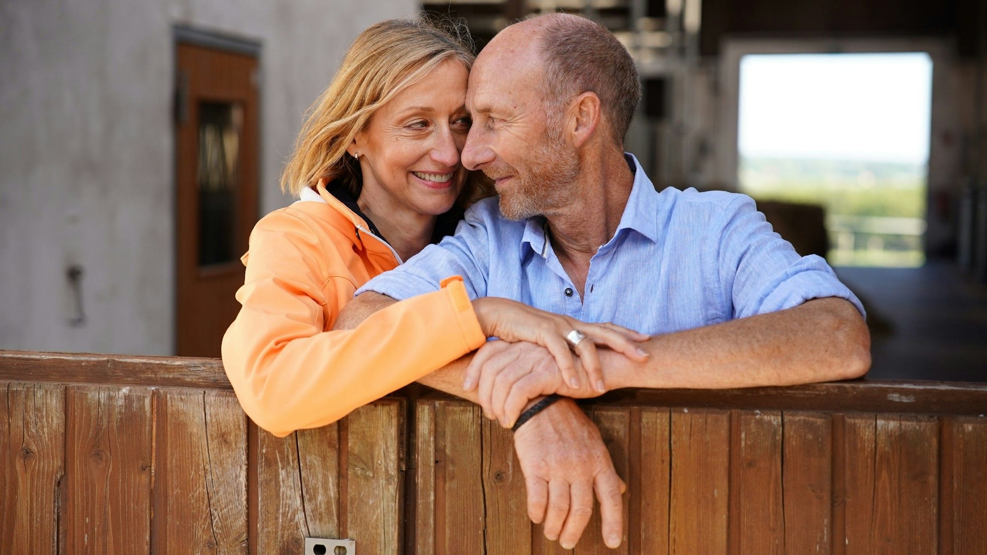 Bauer Hans aus der Gemeinde Hürtgenwald, eng umschlungen mit Hofdame Elke.
