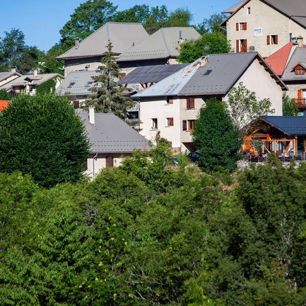 Mehrere Häuser im französischen Alpendorf Le Vernet, fotografiert kurz nach dem Verschwinden des zweijährigen Émile.