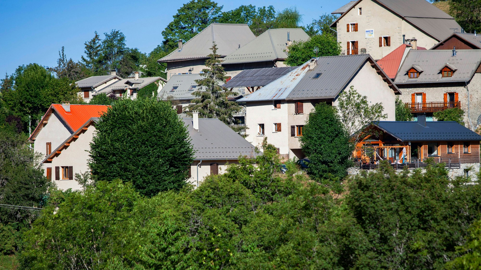Mehrere Häuser im französischen Alpendorf Le Vernet, fotografiert kurz nach dem Verschwinden des zweijährigen Émile.