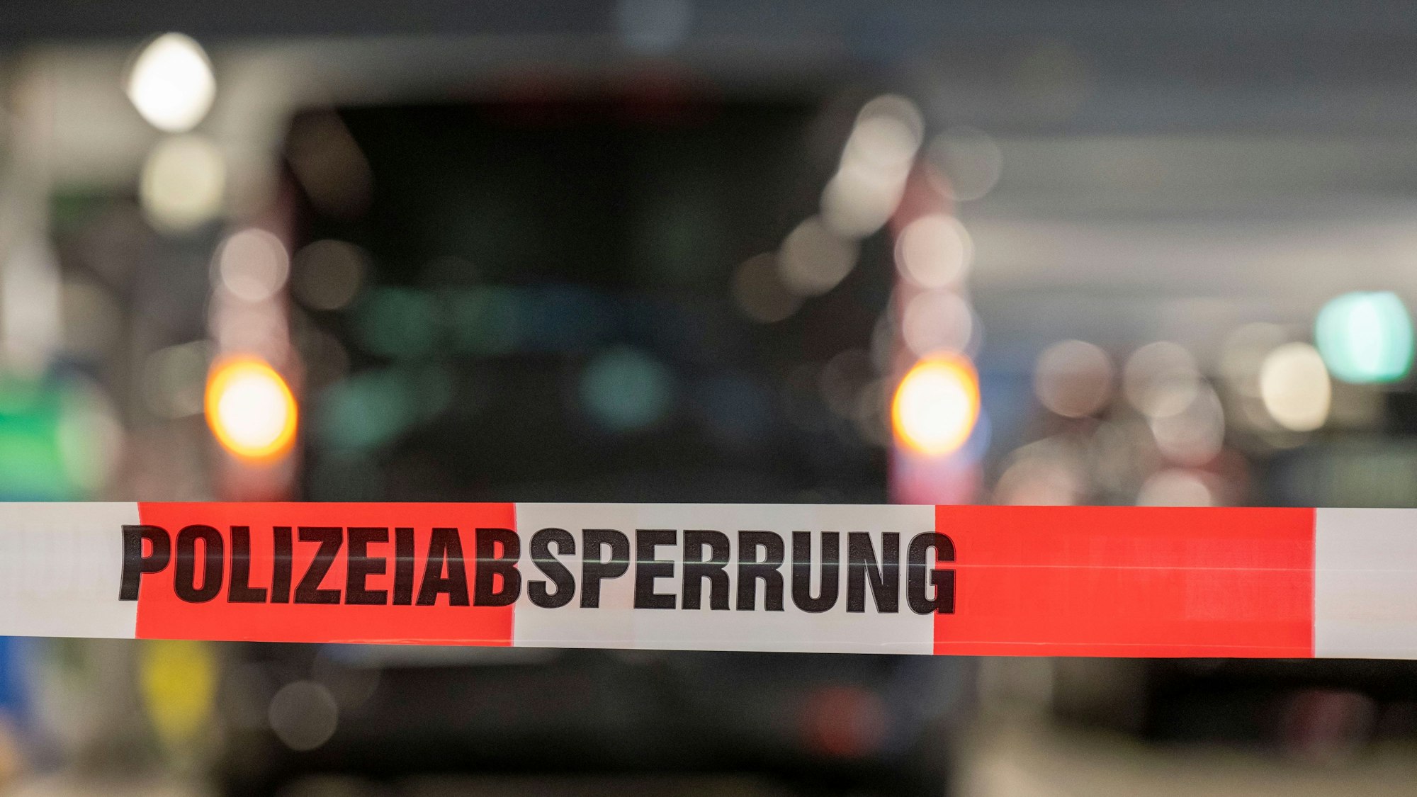 In einem Parkhaus am Flughafen hat ein Autofahrer im März mehrere Fahrzeuge beschädigt und Personen verletzt. (Archivbild)