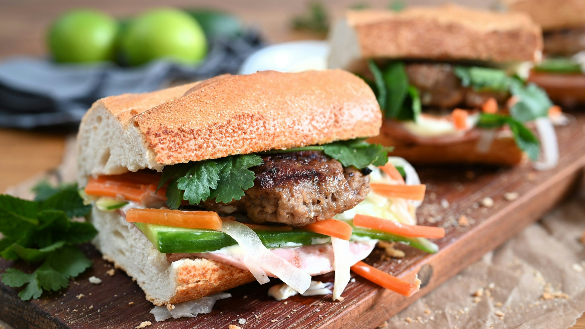 Das fertige Baguette liegt auf einem Holzbrett.