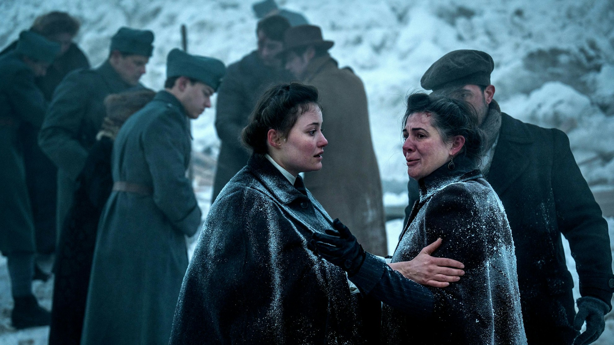 Johanna (gespielt von Dominique Devenport) hilft einer Mutter (gespielt von Annina Butterworth), die ihr Kind vermisst.