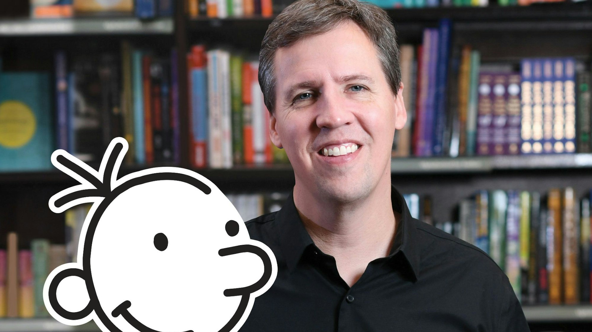 Weltbestsellerautor Jeff Kinney trägt ein schwarzes Hemd und lächelt in die Kamera.
