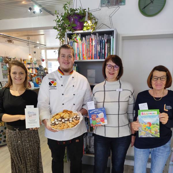 Die Stadtbücherei Leichlingen sucht Patinnen und Paten, die der Bibliothek in der Weihnachtszeit Bücher als Geschenk zukommen lassen: Julia Pavlik (Buchhandlung Pavlik), Christian Schirmer (Bäckerei Schirmer), Ingrid Pohl, Amtsleiterin Stadtbücherei Leichlingen, und eine Vertreterin des Fördervereins der Stadtbücherei.
