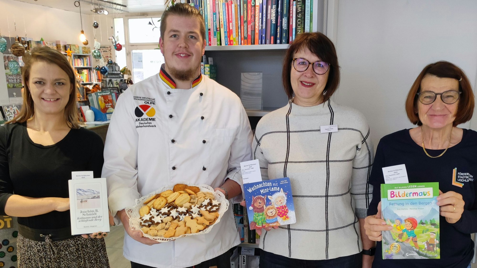 Die Stadtbücherei Leichlingen sucht Patinnen und Paten, die der Bibliothek in der Weihnachtszeit Bücher als Geschenk zukommen lassen: Julia Pavlik (Buchhandlung Pavlik), Christian Schirmer (Bäckerei Schirmer), Ingrid Pohl, Amtsleiterin Stadtbücherei Leichlingen, und eine Vertreterin des Fördervereins der Stadtbücherei.