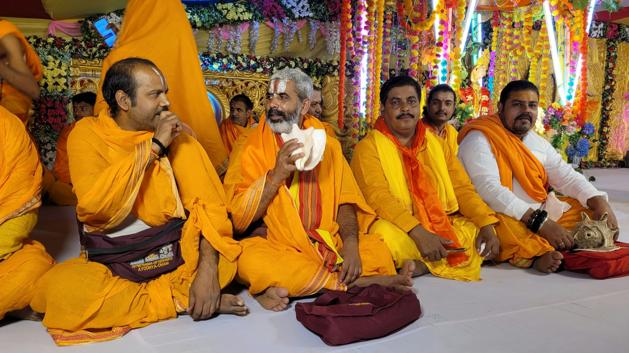 Priester und Würdenträger beim Rekordversuch des Muschelblasens auf dem Festivalgelände im indischen Varanasi