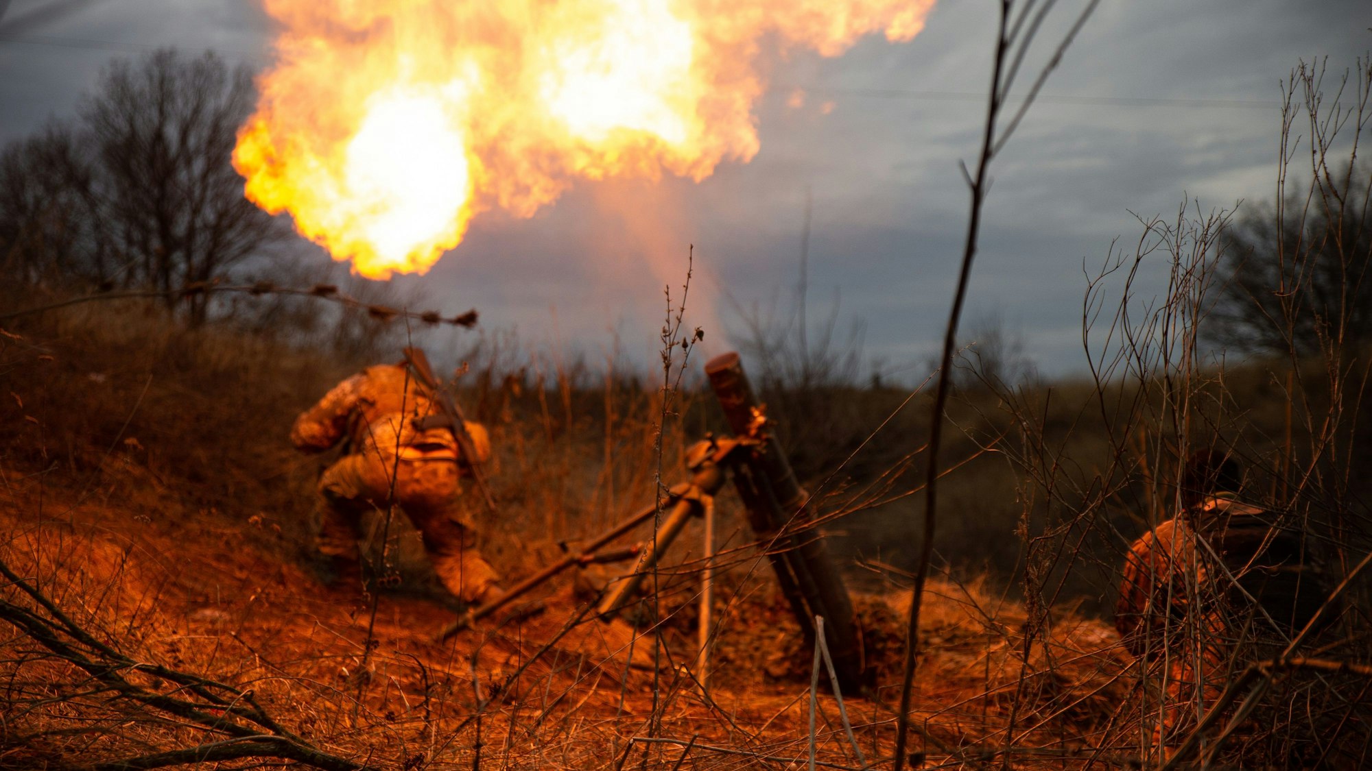 26.11.2023, Ukraine, Bachmut: Ein Mörser wird auf die russischen Streitkräfte in der Region Bachmut abgefeuert. Soldaten der 56. Brigade setzen ihre Arbeit in der Region Bachmut fort, während der Winter naht. Die russischen Streitkräfte haben nach offizieller ukrainischer Darstellung in der vergangenen Woche schwere Verluste in den verschiedenen Kampfzonen der Ukraine erlitten. Foto: Madeleine Kelly/ZUMA Press Wire/dpa +++ dpa-Bildfunk +++