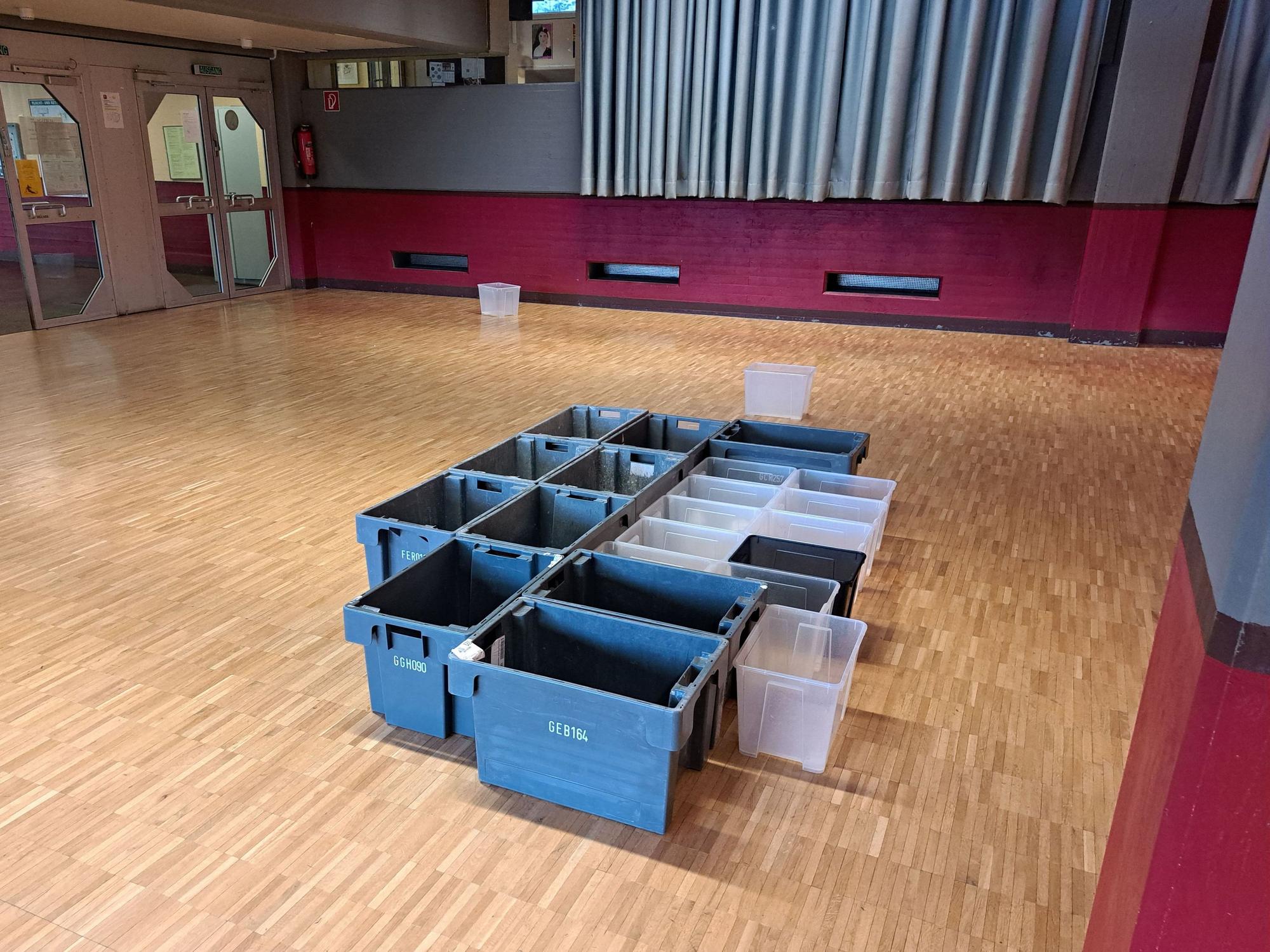 In der gesperrten Aula des Kopernikus-Gymnasiums standen im vergangenen Jahr immer wieder Behälter, die das Wasser auffangen, das durch das Flachdach ins Gebäude eindringt.