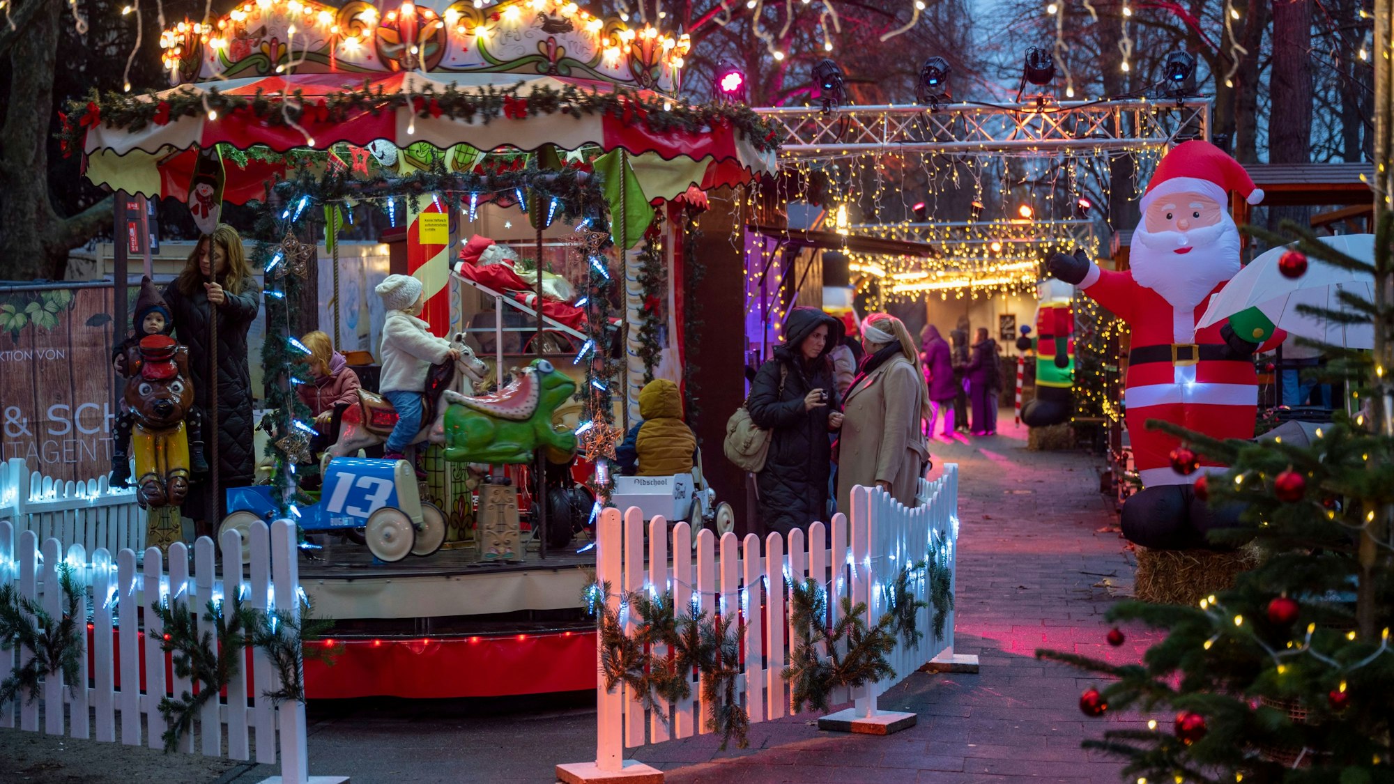 Zu sehen ist das bunt geschmückte Lindenthaler Winterdorf auf dem Karl-Schwering-Platz im vergangenen Jahr.