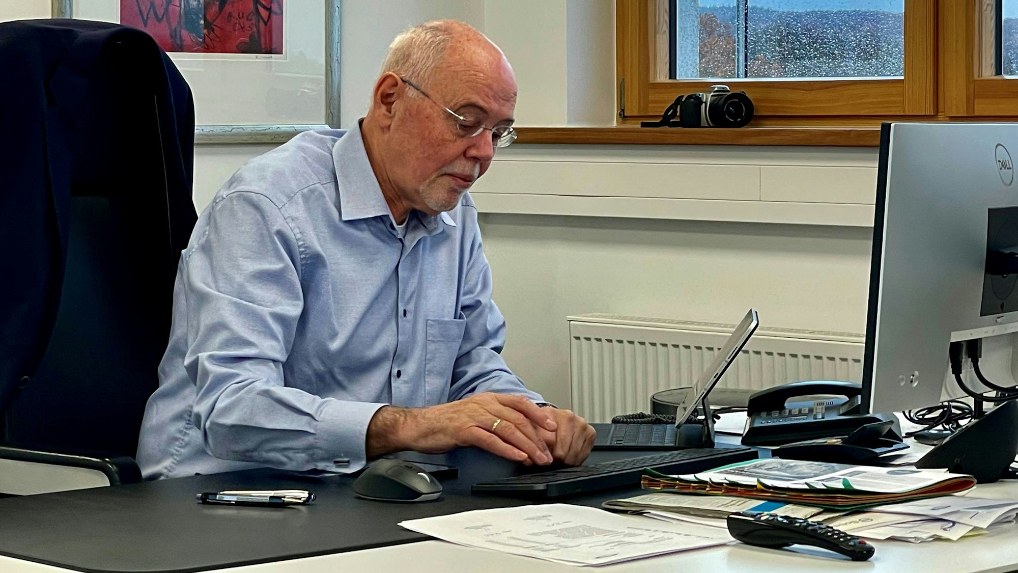 Das Bild zeigt Johannes Hartmann an seinem Schreibtisch im Marien-Hospital Euskirchen.