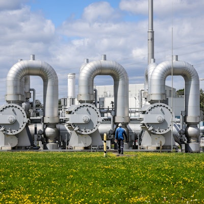 Werne, Nordrhein-Westfalen, Deutschland - Verdichterstation fuer Erdgas und zukünftig auch Wasserstoff. Open Grid Europe wird mit seiner H2-Trainigsstrecke zukünftig Ingenieure und Handwerker zu Experten im Umgang mit Wasserstoff im Ferngasnetz schulen. Die OGE-Verdichterstation in Werne ist die zentrale Drehscheibe im deutschen Erdgasnetz. Mit rund 25 Milliarden Kubikmeter jaehrlich fliesst rund ein Viertel des in Deutschland verbrauchten Erdgases durch die Verdichterstation Werne. Ueber fuenf grosse Eingangsleitungen stroemt das Erdgas aus Norddeutschland, der Nordsee und den Niederlanden in die Station. Nach der Reinigung des Gases erfolgt dessen Verdichtung ueber elf Kompressoren, angetrieben durch Gasturbinen mit einer Gesamtantriebs