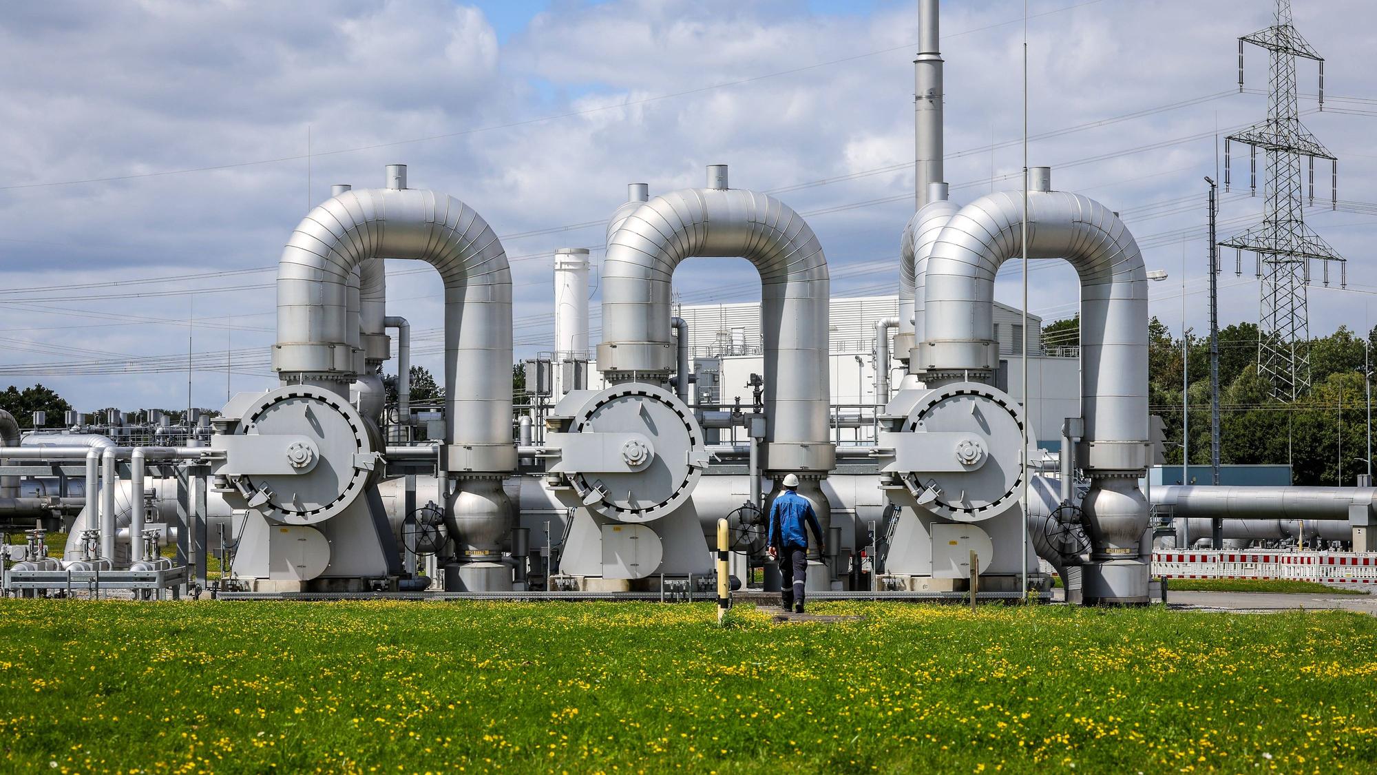 Werne, Nordrhein-Westfalen, Deutschland - Verdichterstation fuer Erdgas und zukünftig auch Wasserstoff. Open Grid Europe wird mit seiner H2-Trainigsstrecke zukünftig Ingenieure und Handwerker zu Experten im Umgang mit Wasserstoff im Ferngasnetz schulen. Die OGE-Verdichterstation in Werne ist die zentrale Drehscheibe im deutschen Erdgasnetz. Mit rund 25 Milliarden Kubikmeter jaehrlich fliesst rund ein Viertel des in Deutschland verbrauchten Erdgases durch die Verdichterstation Werne. Ueber fuenf grosse Eingangsleitungen stroemt das Erdgas aus Norddeutschland, der Nordsee und den Niederlanden in die Station. Nach der Reinigung des Gases erfolgt dessen Verdichtung ueber elf Kompressoren, angetrieben durch Gasturbinen mit einer Gesamtantriebs