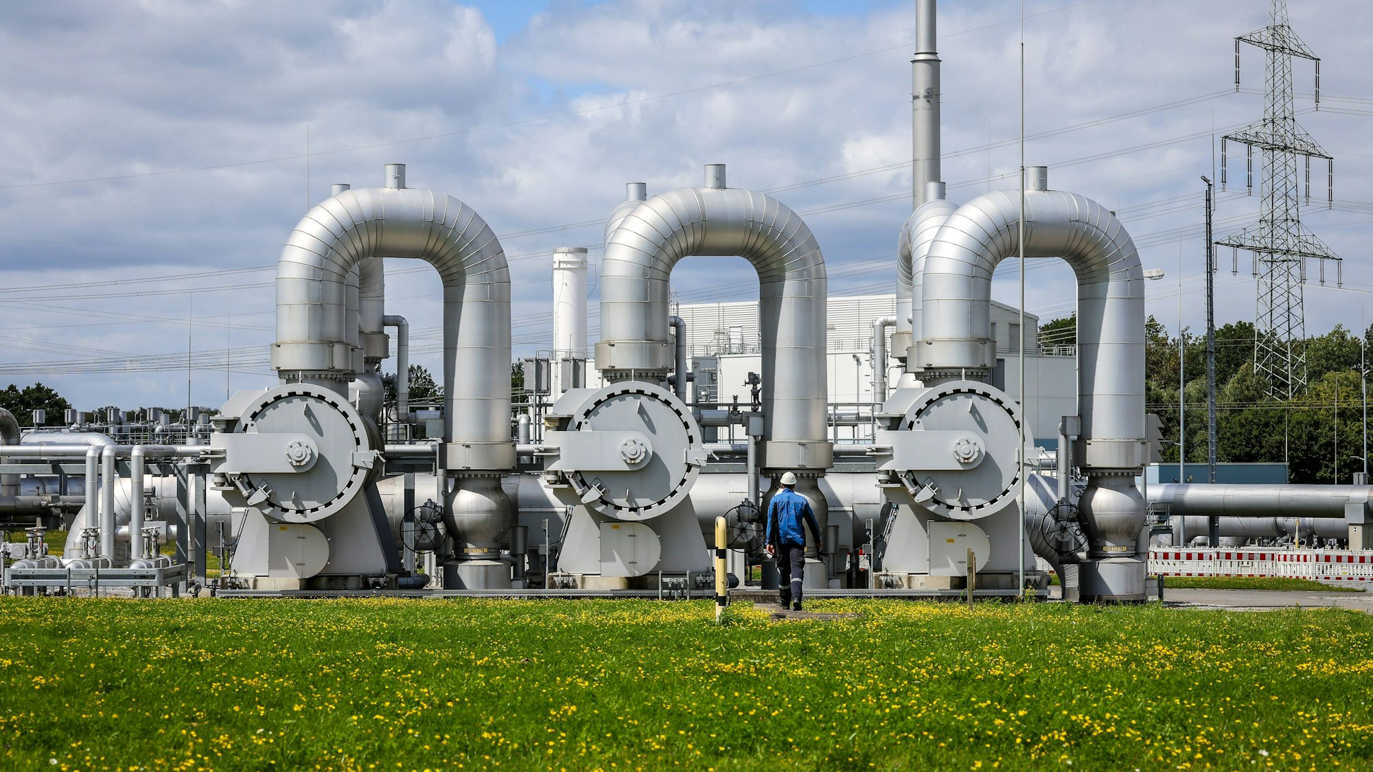 Werne, Nordrhein-Westfalen, Deutschland - Verdichterstation fuer Erdgas und zukünftig auch Wasserstoff. Open Grid Europe wird mit seiner H2-Trainigsstrecke zukünftig Ingenieure und Handwerker zu Experten im Umgang mit Wasserstoff im Ferngasnetz schulen. Die OGE-Verdichterstation in Werne ist die zentrale Drehscheibe im deutschen Erdgasnetz. Mit rund 25 Milliarden Kubikmeter jaehrlich fliesst rund ein Viertel des in Deutschland verbrauchten Erdgases durch die Verdichterstation Werne. Ueber fuenf grosse Eingangsleitungen stroemt das Erdgas aus Norddeutschland, der Nordsee und den Niederlanden in die Station. Nach der Reinigung des Gases erfolgt dessen Verdichtung ueber elf Kompressoren, angetrieben durch Gasturbinen mit einer Gesamtantriebs