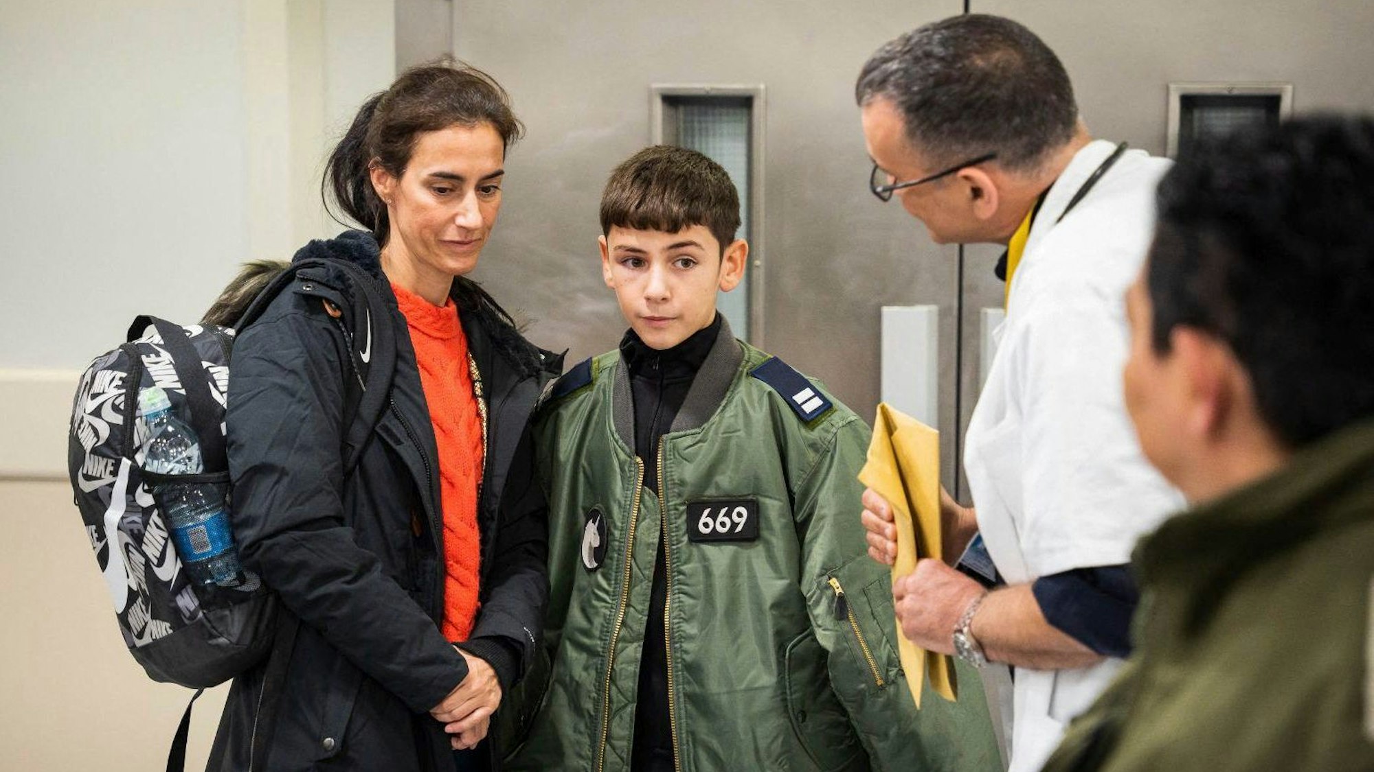 Eitan Yahalomi (M.) mit seiner Mutter (l.) am 28. November im Sourasky Medical Center in Tel Aviv.