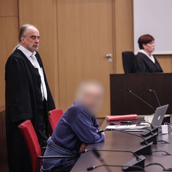 Der Angeklagte sitzt im Gerichtssaal neben seinem Anwalt Frank Schubert auf der Anklagebank.