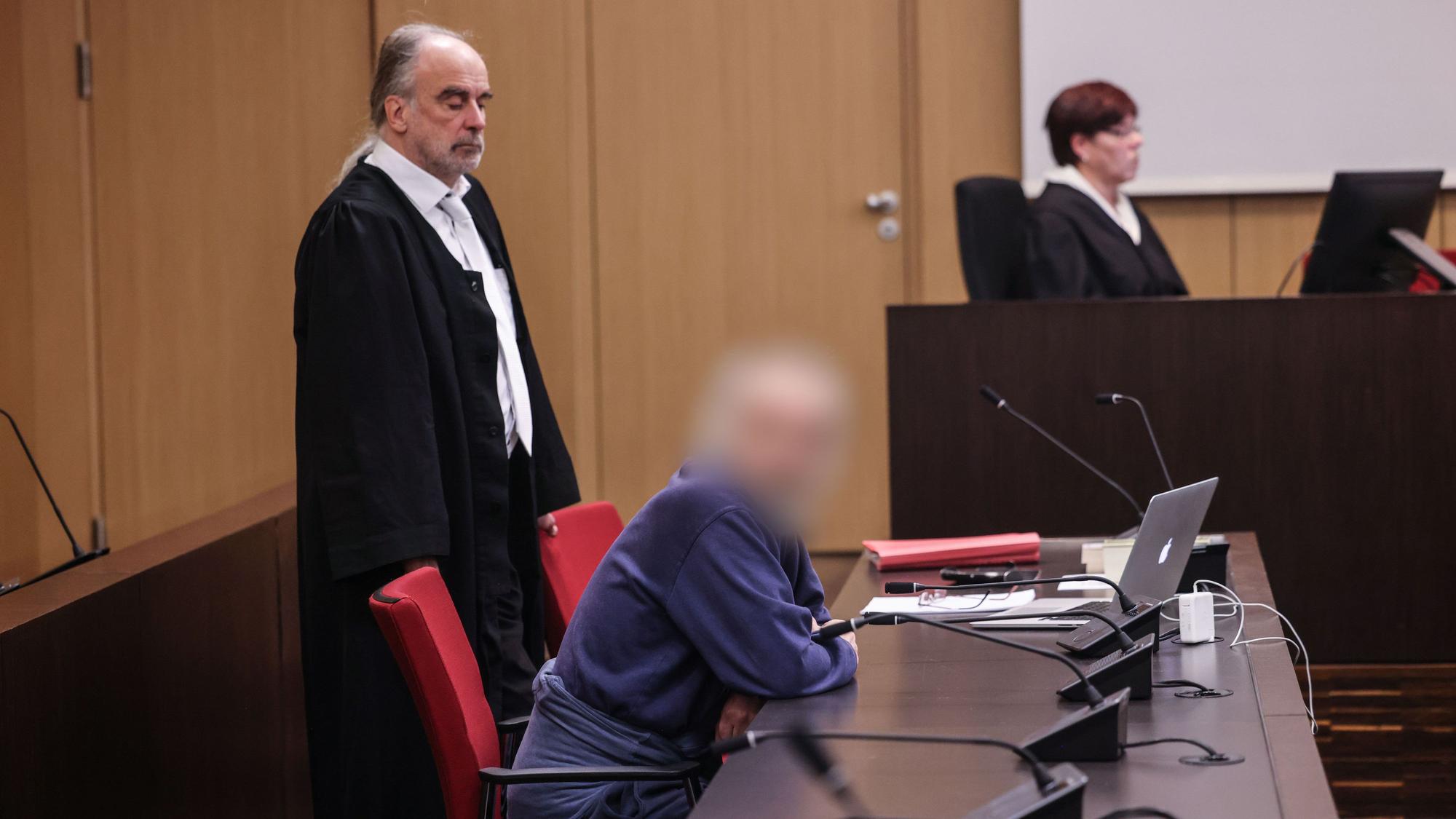 Der Angeklagte sitzt im Gerichtssaal neben seinem Anwalt Frank Schubert auf der Anklagebank.