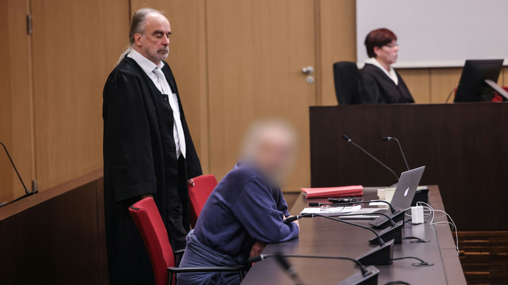 Der Angeklagte sitzt im Gerichtssaal neben seinem Anwalt Frank Schubert auf der Anklagebank.