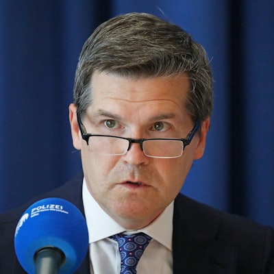 Ulrich Bremer, Oberstaatsanwalt in Köln, sitzt vor einem Polizeimikrofon.