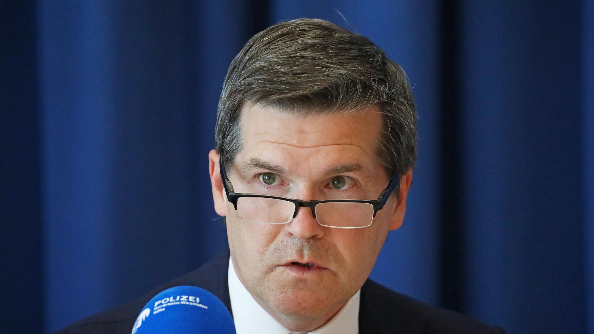 Ulrich Bremer, Oberstaatsanwalt in Köln spricht auf einer Pressekonferenz.