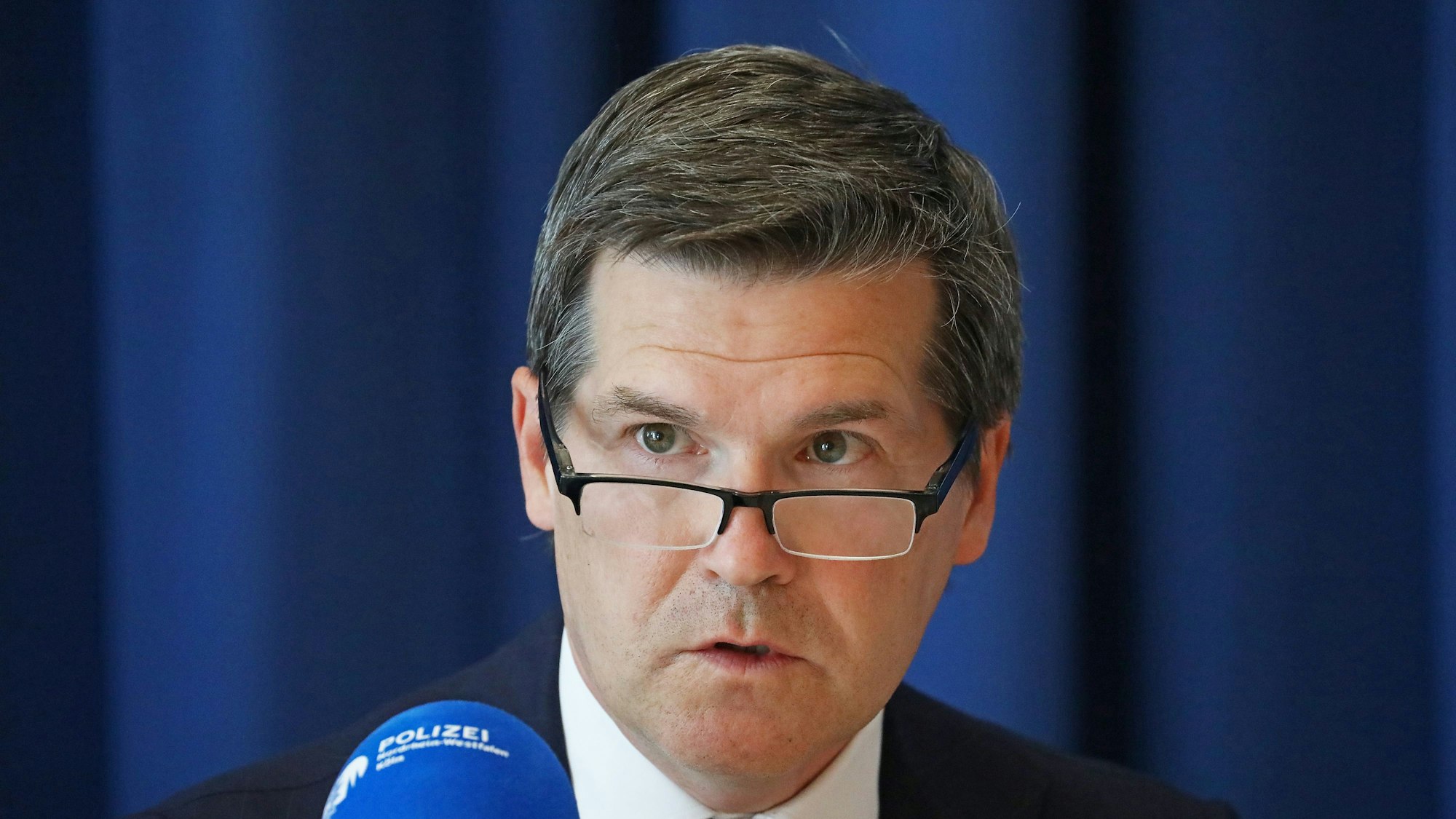 Ulrich Bremer, Oberstaatsanwalt in Köln spricht auf einer Pressekonferenz.