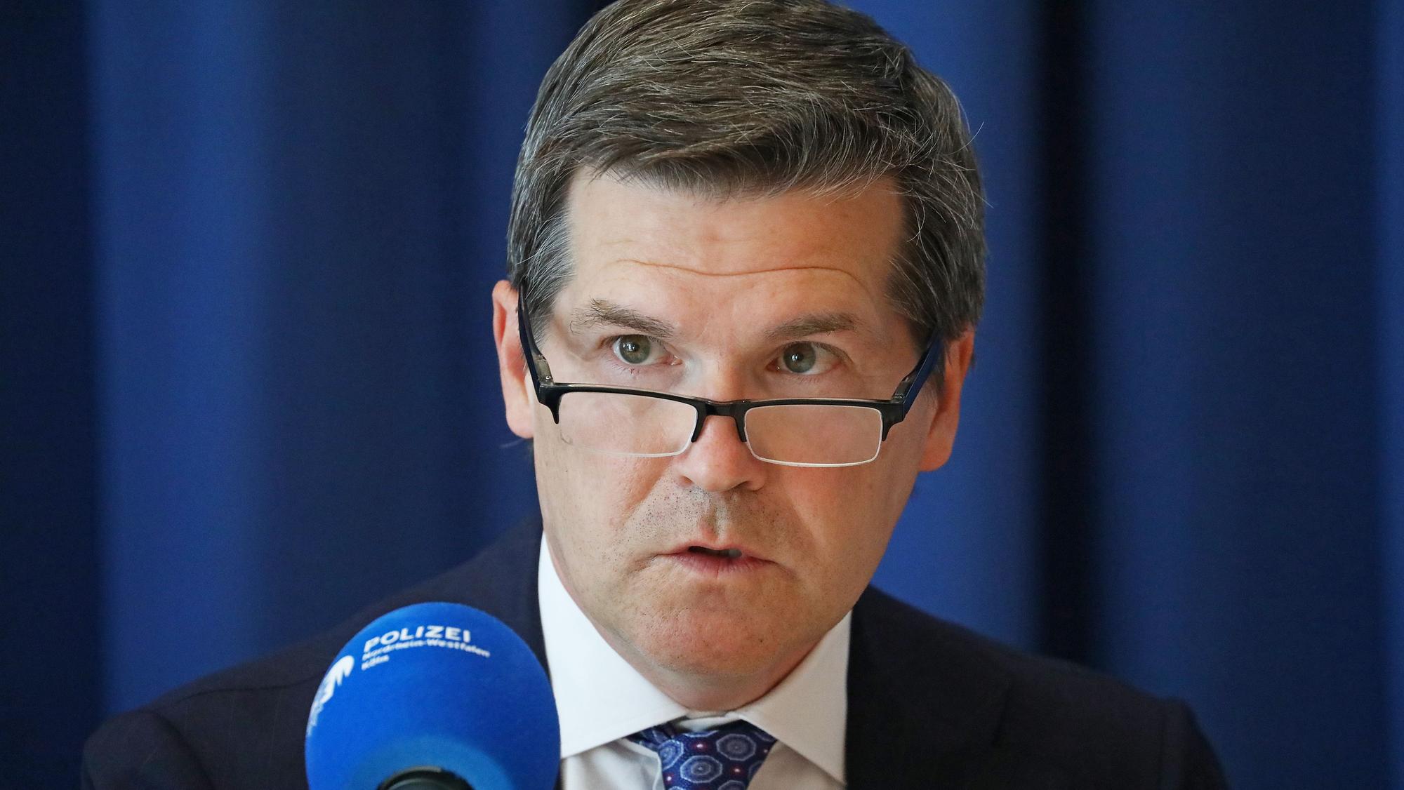 Ulrich Bremer, Oberstaatsanwalt in Köln, spricht auf einer Pressekonferenz. (Archivbild)