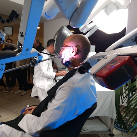 Daniel Porres (hinten) shamponiert seinem Kollegen Marvin Addo ferngesteuert den Bart.