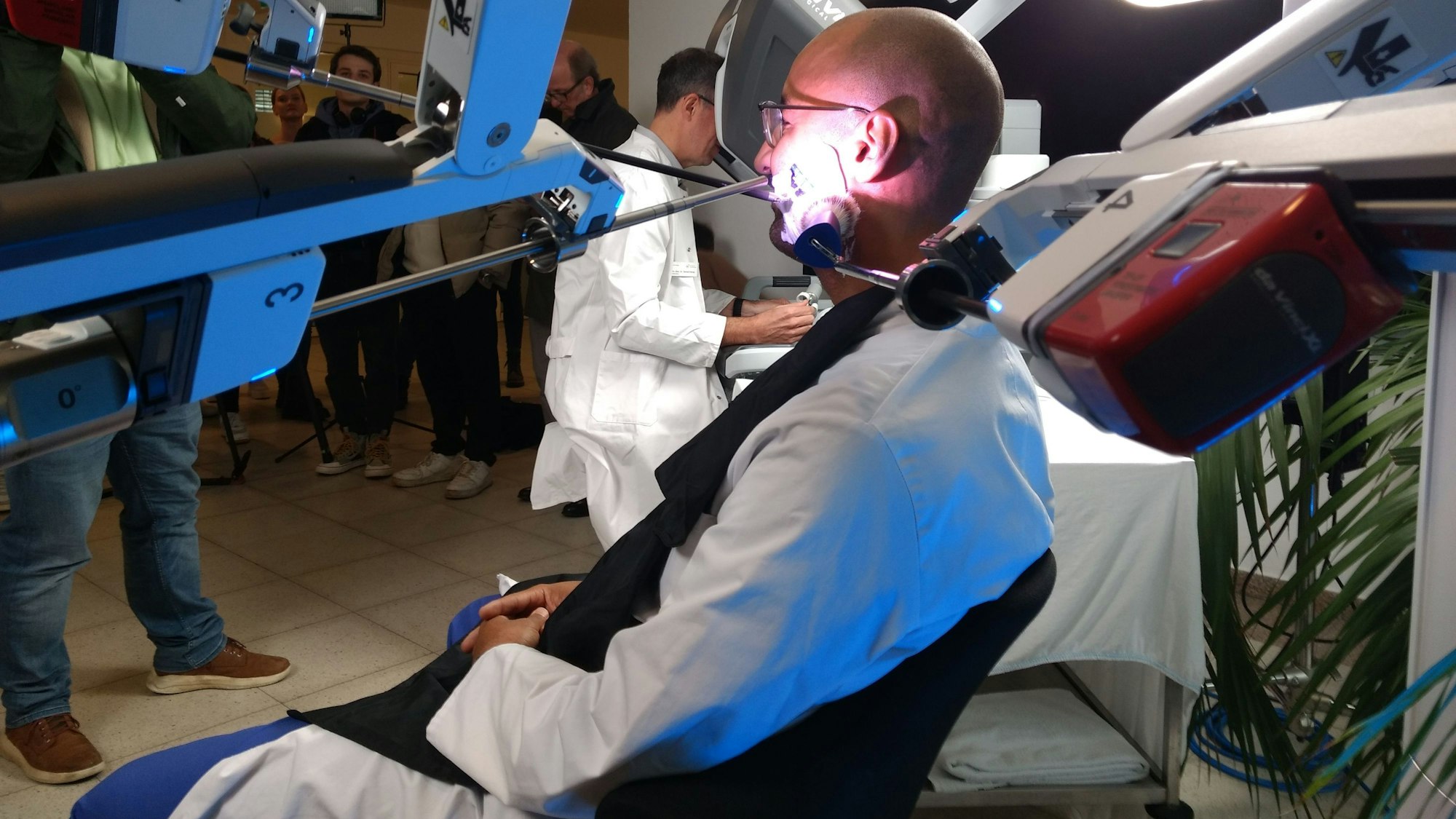 Daniel Porres (hinten) shamponiert seinem Kollegen Marvin Addo ferngesteuert den Bart.