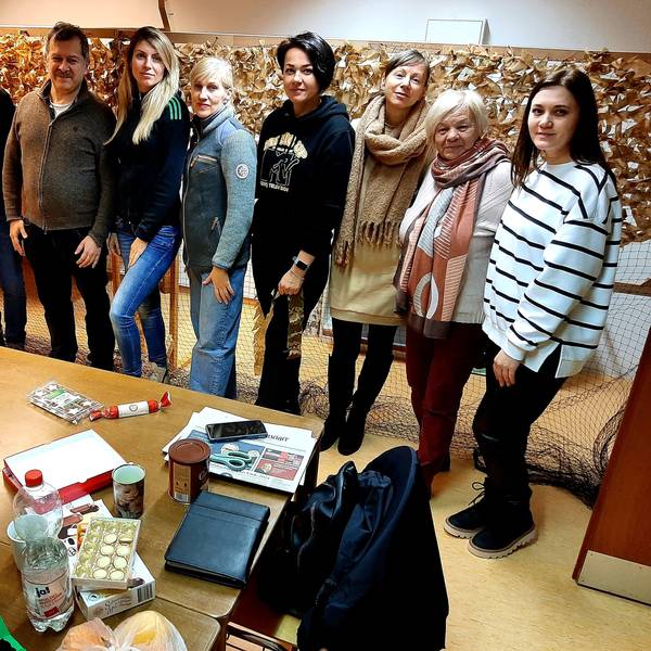 Die Mitglieder des unter anderem von Elena Büchel (3.v.l.) gegründeten ukrainischen Vereins „Mawka“ aus Leverkusen treffen sich zweimal in der Woche im Gebäude des Integrationsrates an der Manforter Straße, tauschen sich aus, wollen in Zukunft ein Programm für und mit Kunst, Kultur und Bildung auf die Beine stellen, kümmern sich um humanitäre Hilfe für die Ukraine, und nähen derzeit Tarnnetze für das Militäre und die zivile Bevölkerung in der Ukraine.