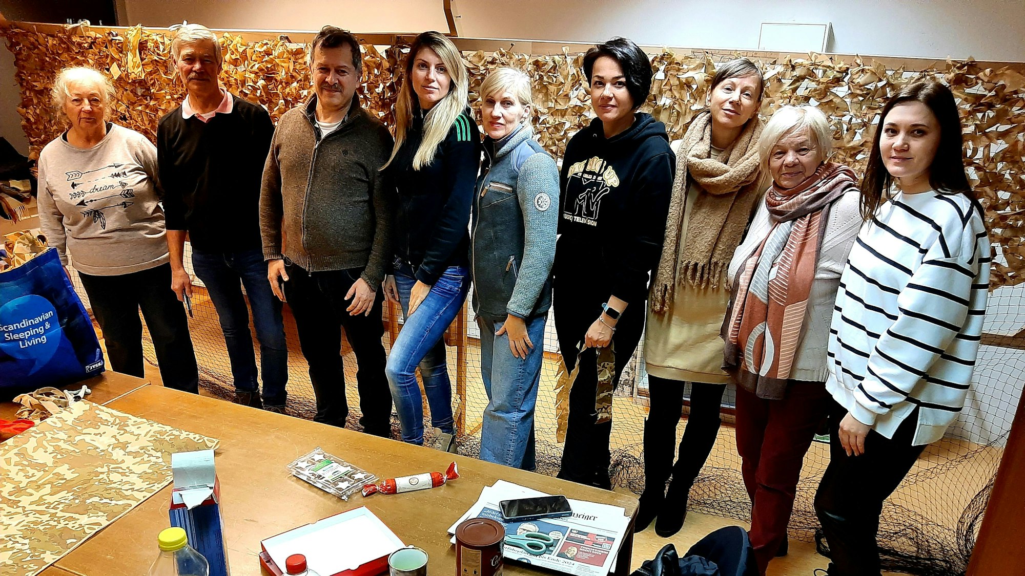 Die Mitglieder des unter anderem von Elena Büchel (3.v.l.) gegründeten ukrainischen Vereins „Mawka“ aus Leverkusen treffen sich zweimal in der Woche im Gebäude des Integrationsrates an der Manforter Straße, tauschen sich aus, wollen in Zukunft ein Programm für und mit Kunst, Kultur und Bildung auf die Beine stellen, kümmern sich um humanitäre Hilfe für die Ukraine, und nähen derzeit Tarnnetze für das Militäre und die zivile Bevölkerung in der Ukraine.